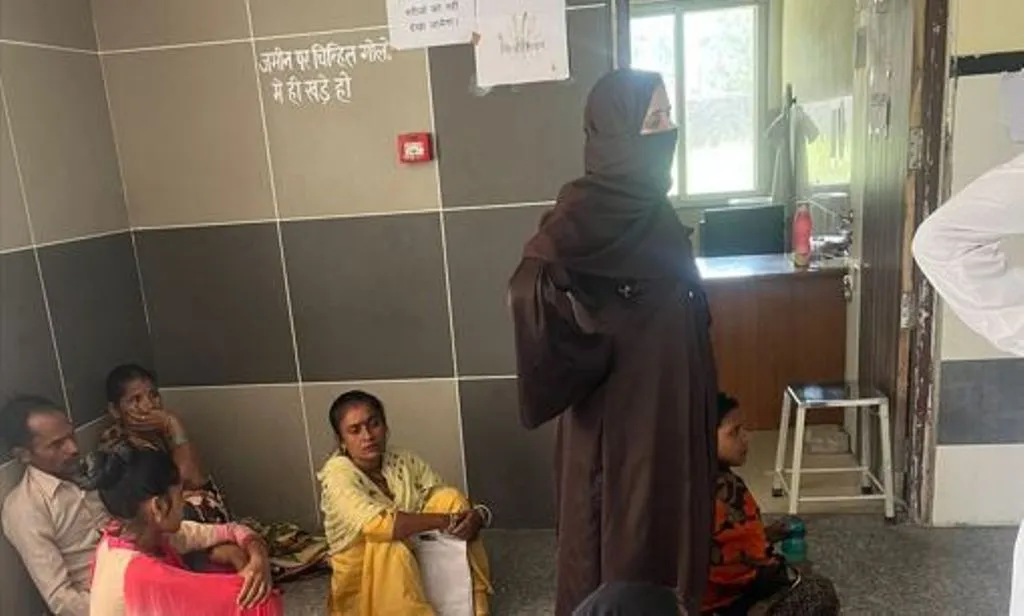 बरेली: ओपीडी में ड्यूटी से डॉक्टर बिना सूचना के नदारद, इंतजार में थक कर बैठ गए मरीज