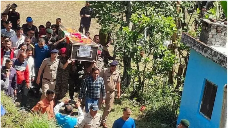 चमोली: तिरंगे से लिपटे शहीद को देख फूट-फूट कर रोए परिजन 