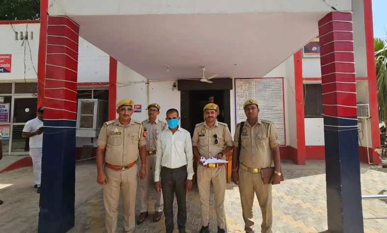 बदायूं: फुफेरे भाई की हत्या करने के बाद तमंचा लेकर थाने पहुंचा युवक