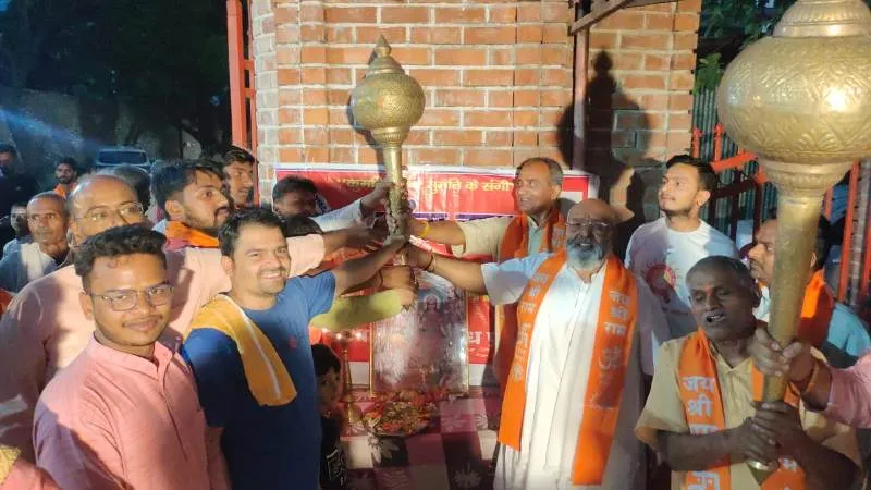 अयोध्या : कारसेवक पुरम के गेट पर विहिप और बजरंग दल के कार्यकर्ताओं ने किया हनुमान चालीसा का पाठ