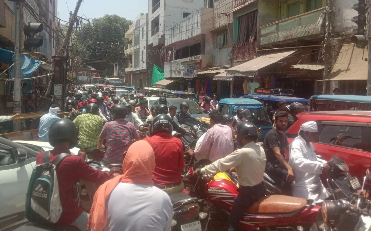 प्रयागराज : तीन महीने बंद रहेगा निरंजन पुल वाली सड़क, पहले दिन से लगा पूरे शहर में जाम