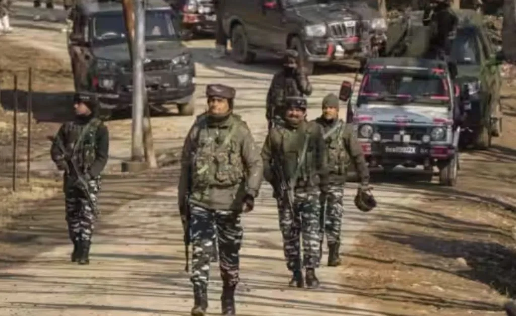 जम्मू-कश्मीर: पुलवामा जिले में सुरक्षा बलों ने 5 किलो आईईडी किया बरामद, एक गिरफ्तार