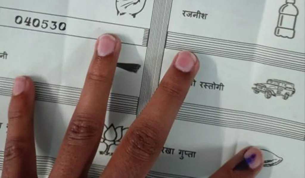 लखीमपुर-खीरी: मतदान केंद्रों में मोबाइल कैमरा बैन तो कैसे खींचे जा रहे बैलेट पेपर के फोटो? 