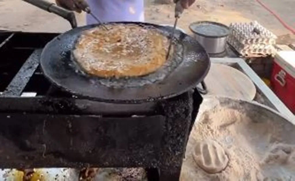Viral Video: स्ट्रीट फूड वेंडर ने बनाया ऐसा पराठा, देखकर घबराए लोग, यूजर्स बोले- हार्ट अटैक पराठा