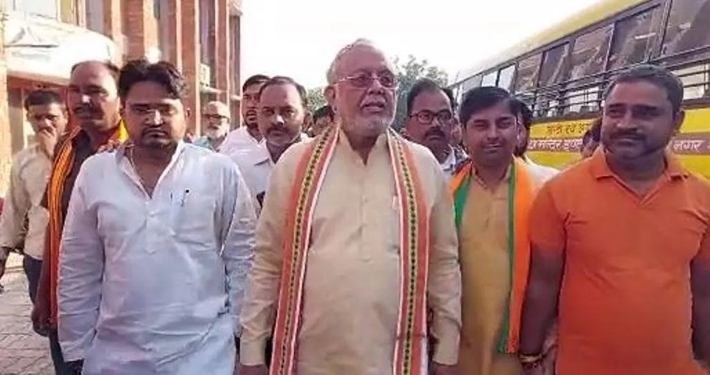 शाहजहांपुर में मतदान की गति धीमी, 11 बजे तक 20.65 फीसदी मतदान, वित्त मंत्री सुरेश कुमार खन्ना ने डाला वोट