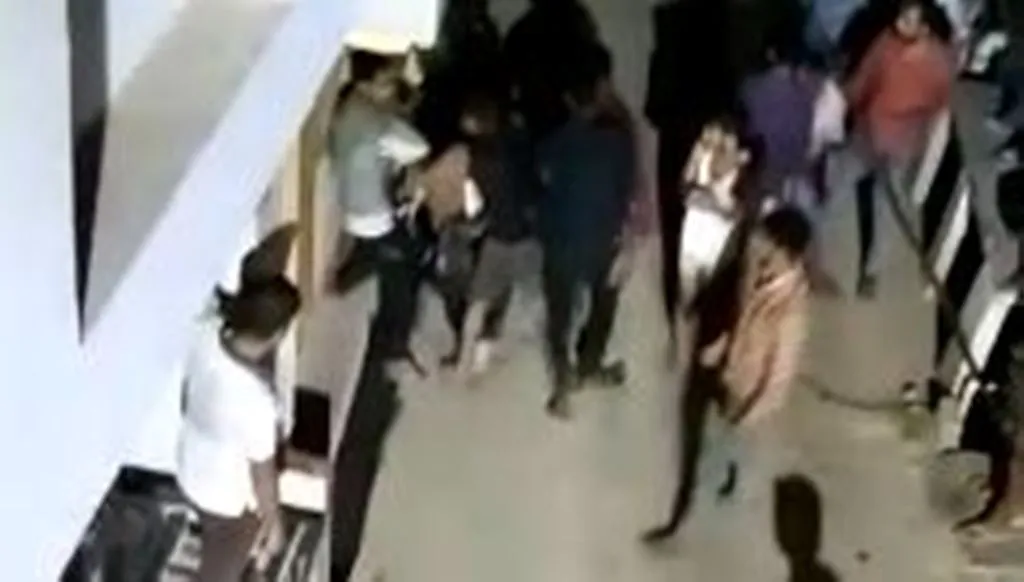 बरेली: दो गुटों में जमकर चले लाठी-डंडे, वीडियो वायरल 