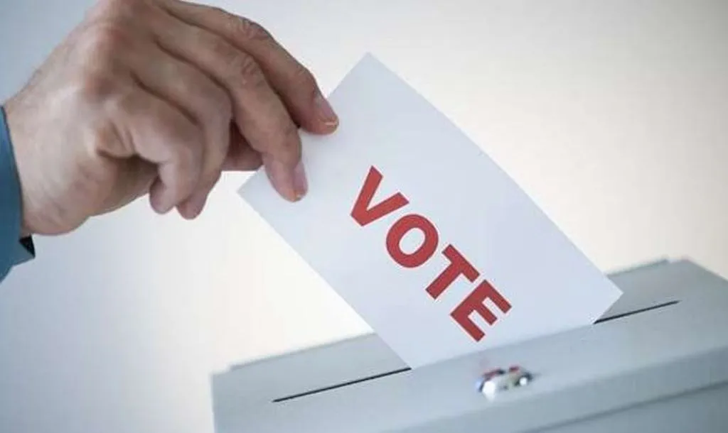 बरेली: बच्चे की आईडी लेकर वोट डालने पहुंचा युवक, चेकिंग के दौरान आधार कार्ड छोड़कर भागा