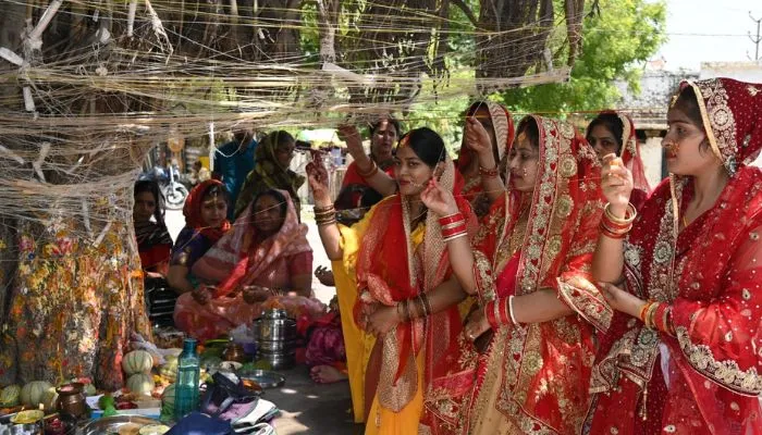 Vat Savitri 2023 : कानपुर में महिलाओं ने वट सावित्री व्रत रख पति की लंबी उम्र की कामना, यहां देखें- तस्वीरें