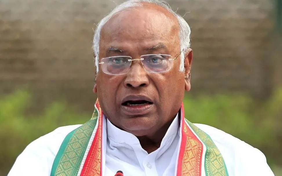 राष्ट्रपति से संसद भवन उद्घाटन का हक छीन रहे हैं मोदी: खड़गे 