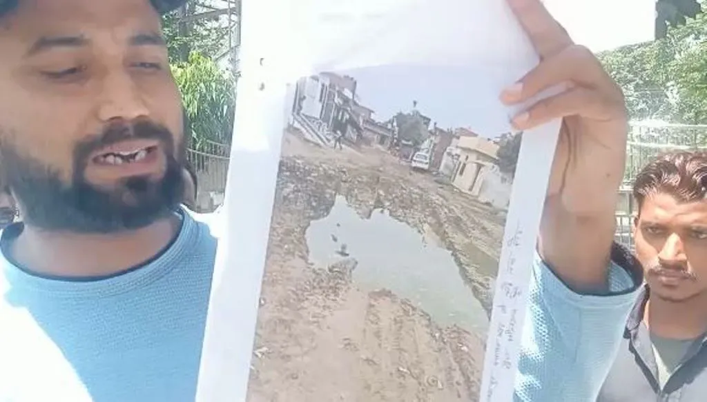 बरेली: आंवला सांसद के गांव का हाल बदहाल, पंचायत घर से लेकर भट्टे तक कच्ची सड़क बनी मुसीबत