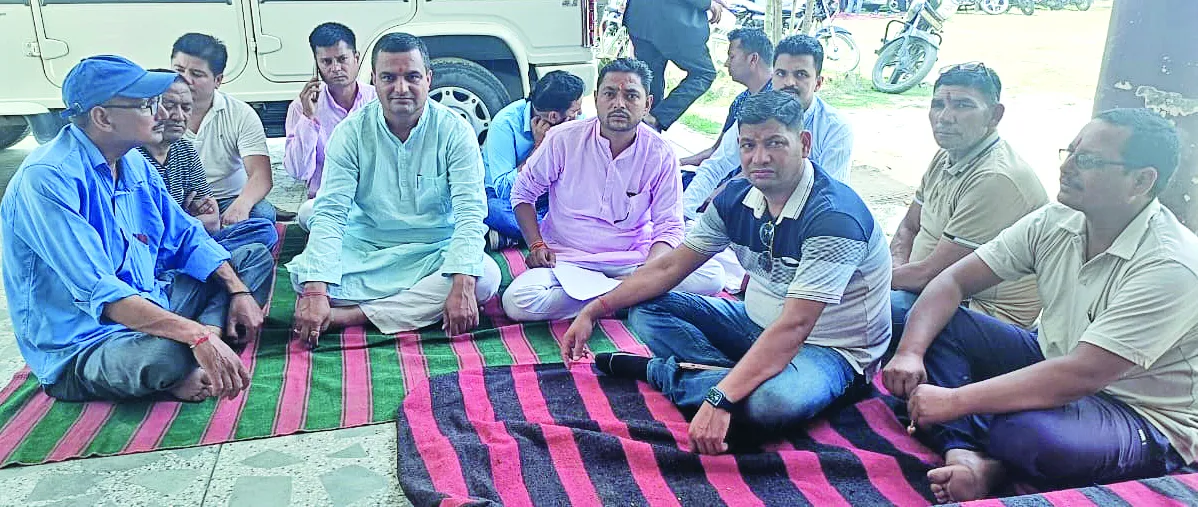 Khatima News : प्राइवेट स्कूलों के खिलाफ अभिभावकों ने दिया धरना, NCERT की पुस्तकें न लागू करने का आरोप, SDM को सौंपा ज्ञापन