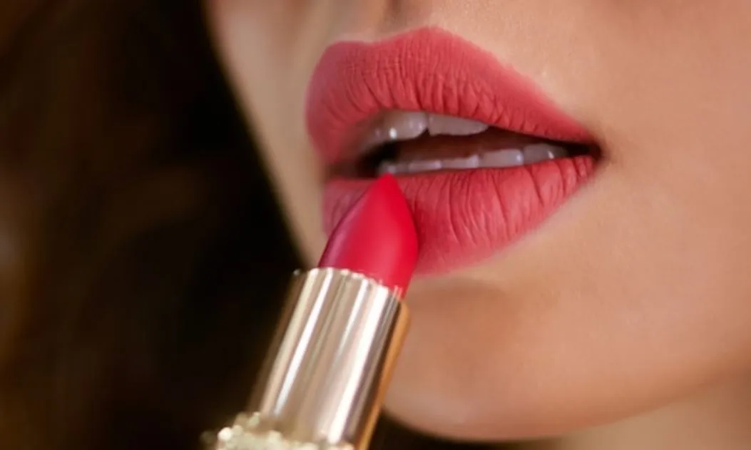 गर्मियों में पाना है स्टाइलिश और क्लासी लुक, इन शेड्स की लिपस्टिक का करें यूज 
