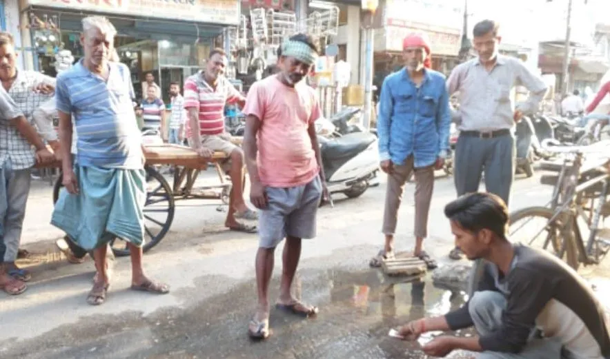 बरेली: बस अड्डे के पास बना शौचालय बस्ती में बढ़ा रहा गंदगी