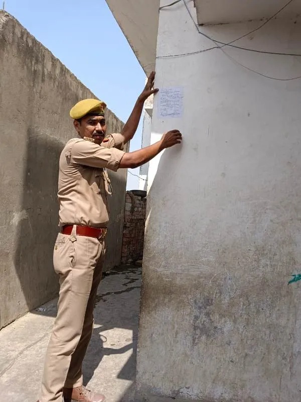 बहराइच : दुष्कर्म के आरोपियों के मकान की होगी कुर्की, पुलिस ने नोटिस किया चस्पा