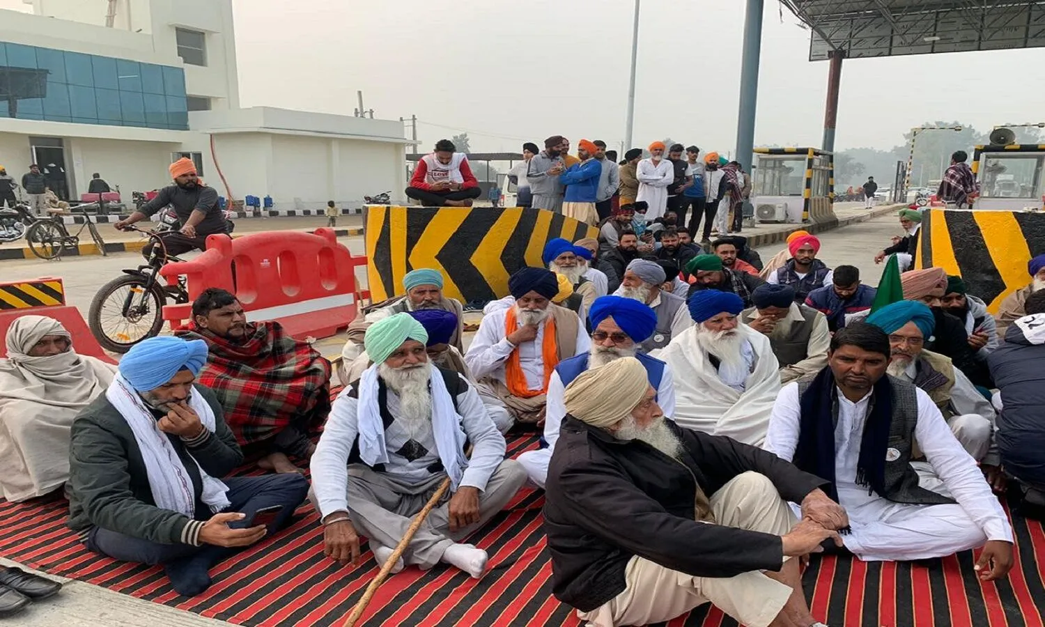 किसानों की गिरफ्तारी के विरोध में हिसार में चौधरीवास टोल फ्री