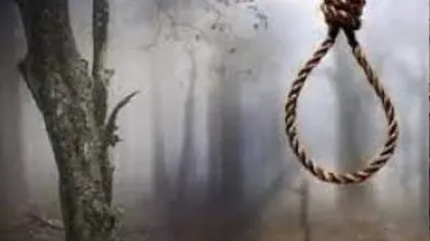 बरेली: पेड़ से लटका मिला युवक का शव