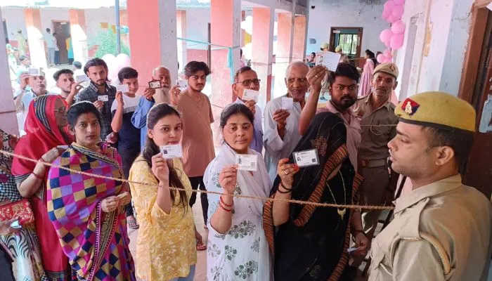 Hamirpur Nikay Chunav : सभी सात निकायों में मतदान शुरू, केंद्रों पर लगी लंबी लाइन, केंद्रीय मंत्री साध्वी निरंजन ज्योति ने किया वोट