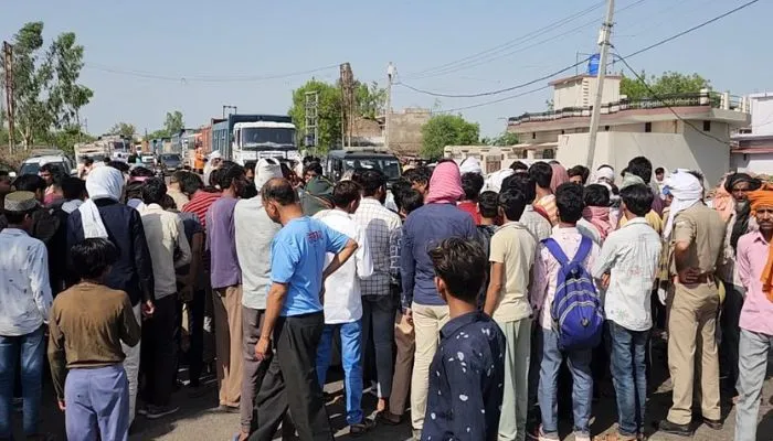 Hamirpur: नेशनल हाईवे पर हुआ दर्दनाक हादसा, ट्रक ने बाइक सवारों को रौंदा, तीन की मौत, ग्रामीणों ने लगाया जाम