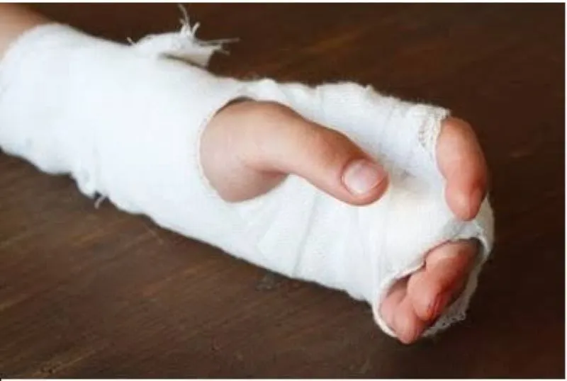 पिथौरागढ़: सड़क निर्माण के दौरान हुआ बड़ा हादसा, मजदूर का मशीन से कटा हाथ 