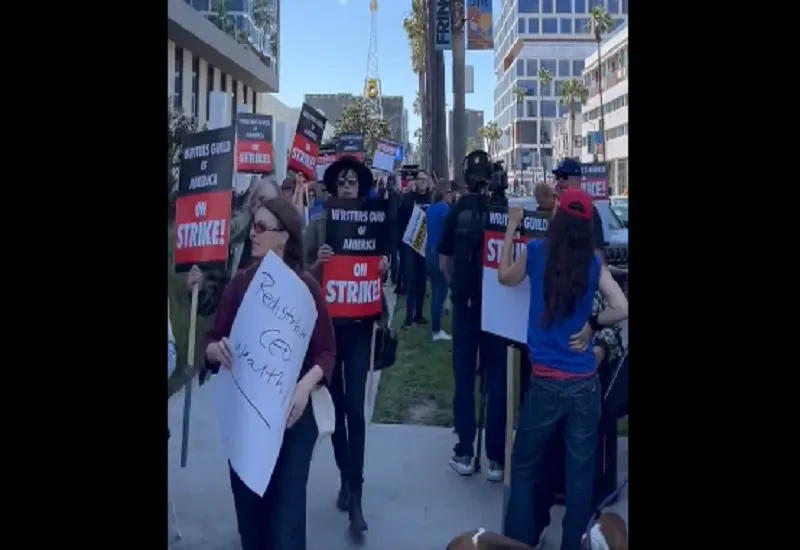 VIDEO : हॉलीवुड में लेखकों की हड़ताल, देर रात के टीवी शो हुए ठप, तख्तियों के साथ की नारेबाजी