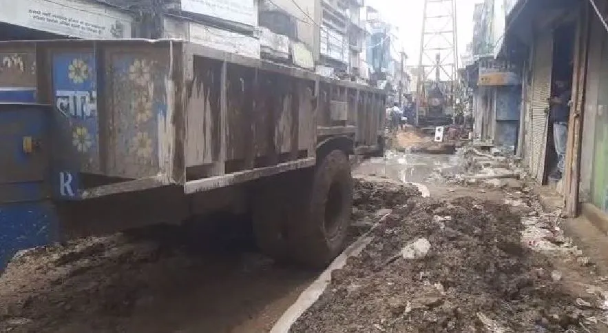 बरेली: कुतुबखाना पुल निर्माण से चौपट हुआ व्यापार, रास्ता बंद होने से ग्राहक हुए बाजार से गायब