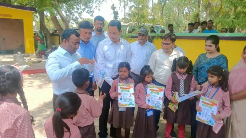 अयोध्या : डीएम ने शिक्षकों के बीच निभाई प्रशिक्षक की भूमिका, साथ ही स्मार्ट क्लास का भी किया शुभारंभ