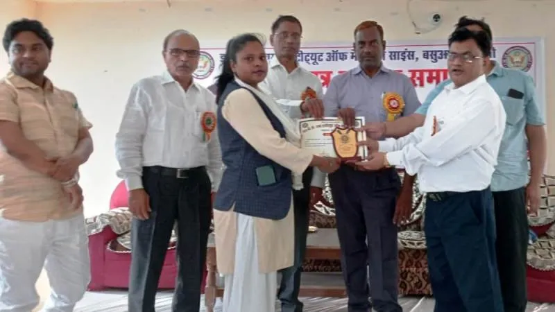 बस्ती : सम्मानित हुए मेधावी छात्र, बढ़ाया हौसला