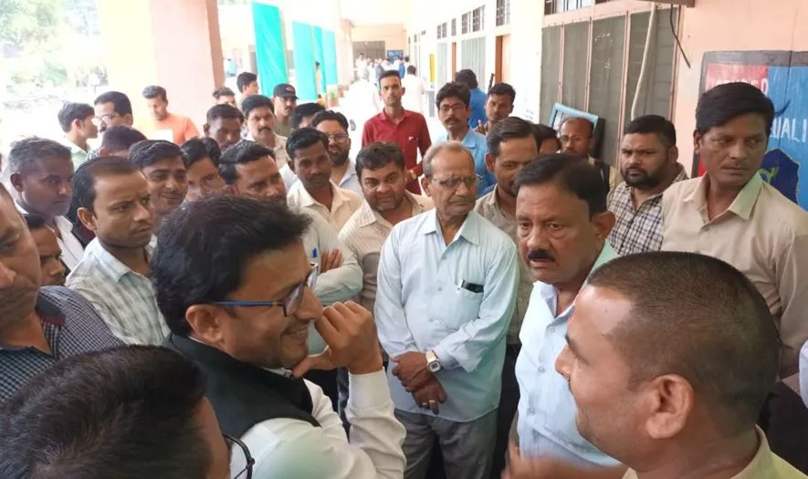 Pilibhit: भ्रष्टाचार से खफा अधिवक्ताओं ने तहसीलदार पर लगाए गंभीर आरोप, किया हंगामा