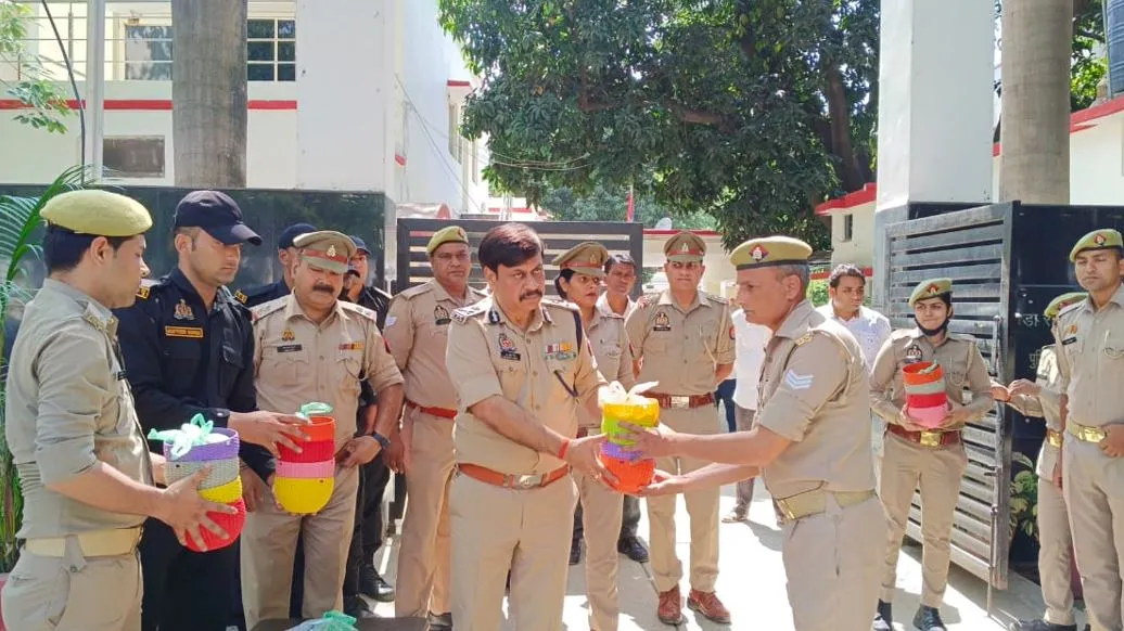 बरेली: आईजी ने शुरू किया ''सेव अवर बर्ड  मिशन'', पक्षियों के लिए पानी रखने को बांटे बर्तन