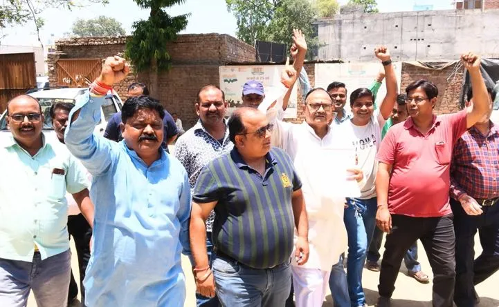 बदायूं: वाणिज्य कर कार्यालय पर व्यापारियों ने किया जोरदार प्रदर्शन