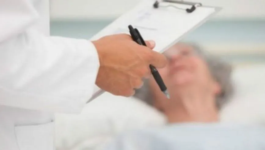 बरेली: ऐसे होती है लोकसेवा..! अफसर एसी की हवा खाएं, मरीज पसीने में नहाएं