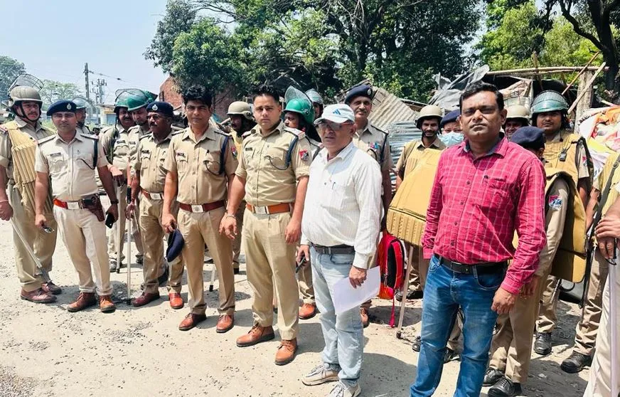Pilibhit: अतिक्रमण पर गरजी जेसीबी, राजनीतिक दखल के बाद 24 तक फिर मिली मोहलत
