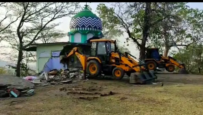 Ramnagar News : 120 साल पुरानी मजार को प्रशासन ने किया ध्वस्त, ग्रामीणों ने काटा हंगामा, पुलिसबल रहा तैनात