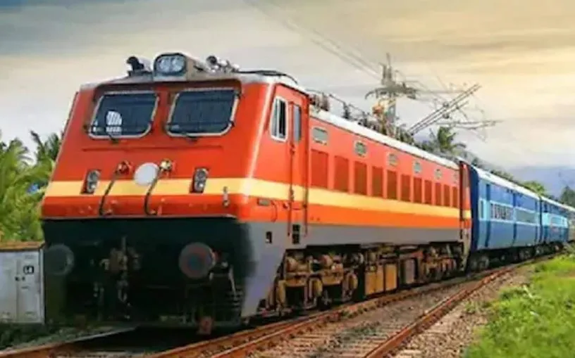 बरेली: ट्रेन के पायदान पर बैठकर सफर कर रहे दो यात्री घायल, दूसरे यात्रियों ने बचाई जान