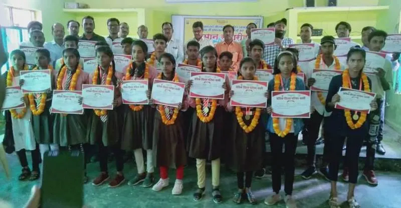 बस्ती : छात्रवृत्ति परीक्षा में सफल होने पर सम्मानित विद्यार्थी