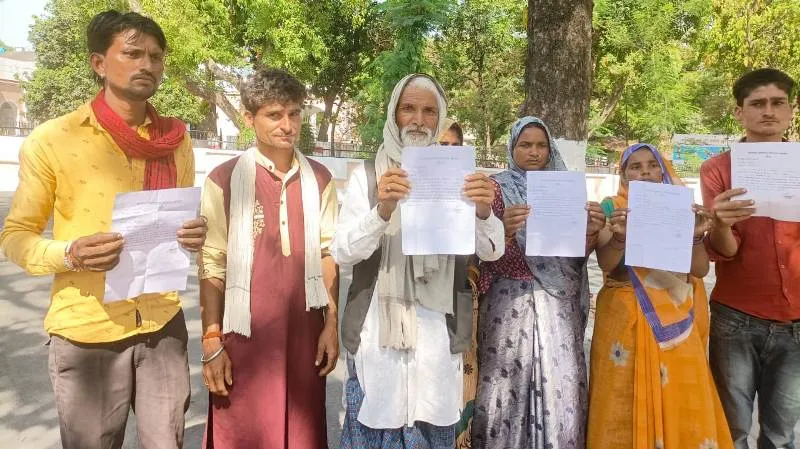 बहराइच : अतिक्रमण के नाम पर मकान गिराए जाने का किया विरोध, ग्रामीणों ने डीएम कार्यालय पर किया प्रदर्शन