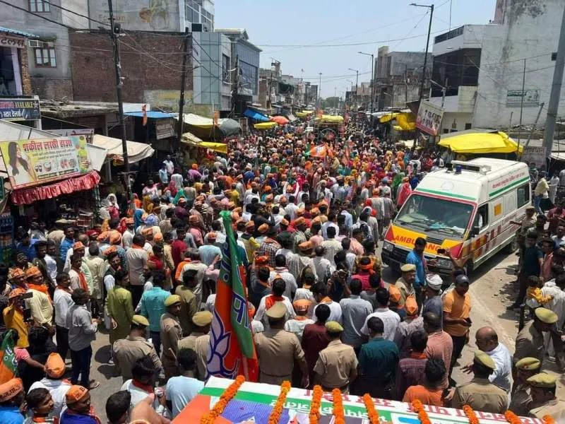 अमेठी : भाजपा प्रदेश अध्यक्ष और स्मृति ईरानी के मेगा रोड शो में फंसी रही एम्बुलेंस