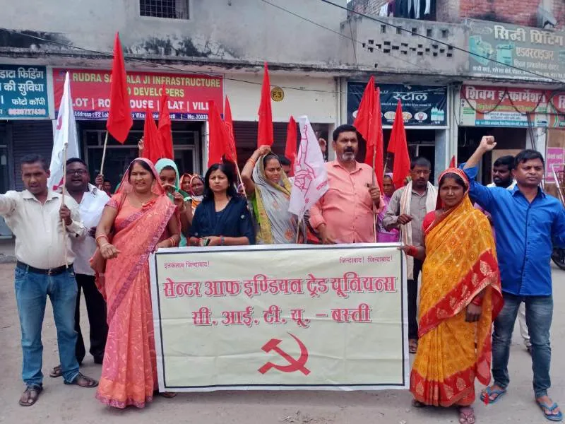 बस्ती : नगर निकायों के संविदा कर्मियों के मानदेय भुगतान को जुलूस निकाल किया प्रदर्शन