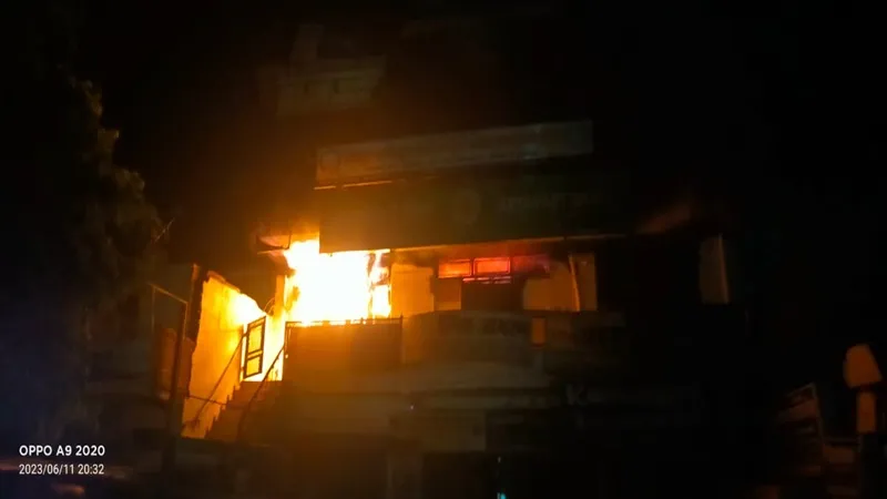 चित्रकूट: मिश्रा कांप्लेक्स के प्रथम तल पर लगी भीषण आग, आर्यावर्त बैंक शाखा में शार्ट सर्किट से आग लगने की आशंका  