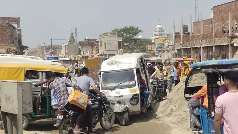 अयोध्या में श्रद्धालुओं के लिए राह हुई मुश्किल, मुख्य मार्ग बंद कर दिया डायवर्जन भूल गए जिम्मेदार