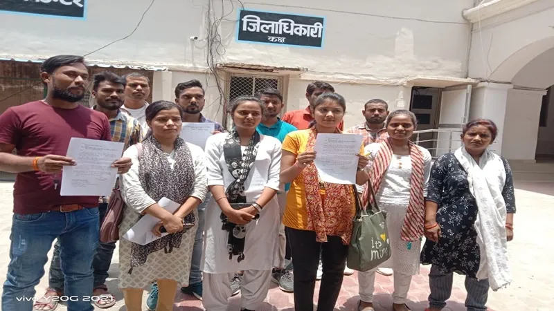 रायबरेली: सेवा विस्तार को लेकर एनआरएचएम कोविड संविदा कर्मचारियों ने डीएम को सौंपा ज्ञापन