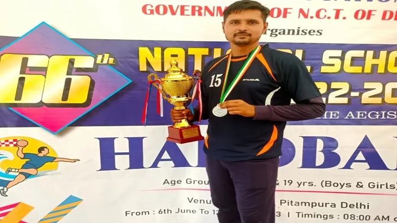  बस्ती: खेत-खलिहान में खेलकूद कर गोपाल ने हैंडबाल में लहराया परचम, लोगों में खुशी की लहर