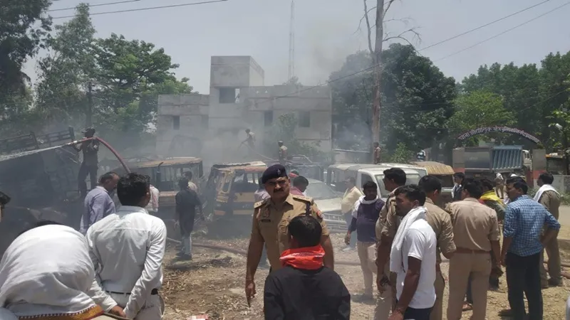 प्रयागराज: थाने के गेट पर खड़े वाहनों में लगी आग, चार ट्रक समेत कई छोटे वाहन जले