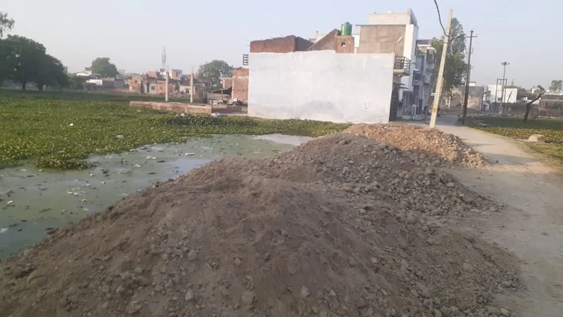 अयोध्या: अवैध प्लाटिंग करने वालों ने रातों रात पाट दिया पौराणिक तालाब, शहरवासियों में आक्रोश 