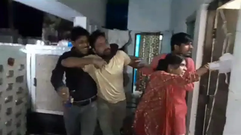 बहराइच: सरकारी आवास में महिला मित्र के साथ पांच दिन से रंगरेलियां मना रहा था जेई, पत्नी और साले ने जमकर धुना, देखें Video