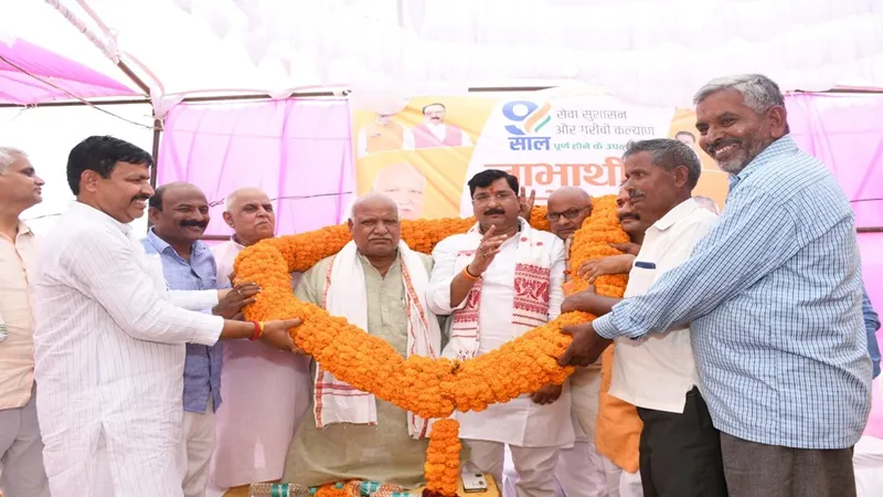 अयोध्या: सांसद लल्लू सिंह ने लाभार्थी को किया संबोधित, कहा- प्रत्येक व्यक्ति को मिल रहा जन कल्याणकारी योजनाओं का लाभ