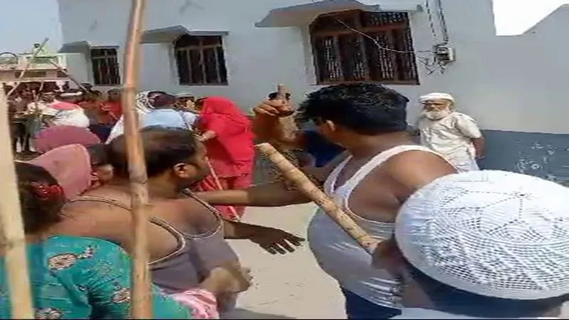 Video: बहराइच में मस्जिद पर कब्जे को लेकर जमकर हुई मारपीट, आधा दर्जन घायल