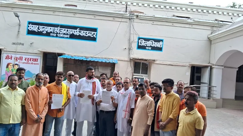 रायबरेली: धर्मांतरण और लव जिहाद की घटनाओं पर वीएचपी ने जताया विरोध, कार्यवाही की मांग को लेकर डीएम को सौंपा ज्ञापन