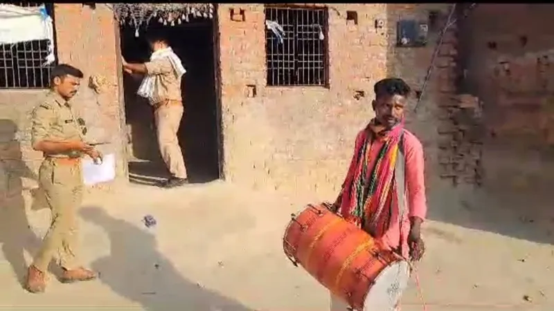 बहराइच: फरार अभियुक्त के घर पुलिस ने डुगडुगी पिटवाकर चस्पा किया नोटिस, देखें Video