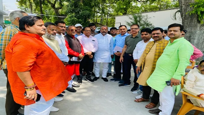 लखनऊ: मेहंदी घाट पर पुल निर्माण के लिए रक्षा मंत्री को सौंपा ज्ञापन